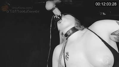 Lijepa djevojka sa savršenim sisama na gloryhole